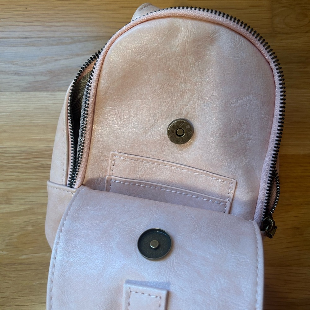Functional cross body bag. does not have tags but has never been used. - Picture 3 of 4